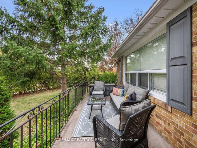 61 Collinson Blvd, House detached with 3 bedrooms, 2 bathrooms and 5 parking in Toronto ON | Image 20