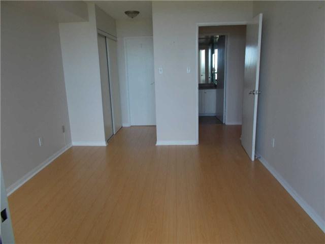 1001 - 550 Webb Dr, Condo with 2 bedrooms, 1 bathrooms and 1 parking in Mississauga ON | Image 9