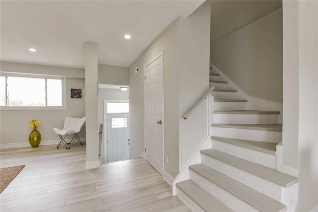 106 Primrose Cres, House attached with 3 bedrooms, 2 bathrooms and 3 parking in Brampton ON | Image 8