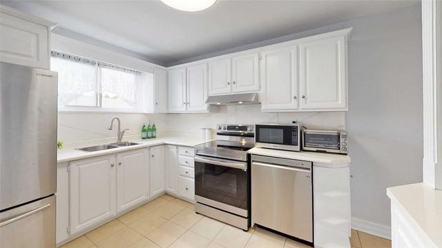 111 Wales Ave, Townhouse with 3 bedrooms, 3 bathrooms and 1 parking in Markham ON | Image 2