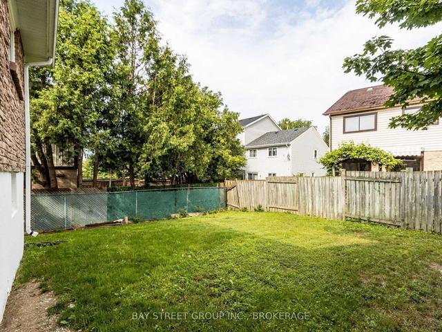 56 Primrose Cres, House attached with 3 bedrooms, 1 bathrooms and 3 parking in Brampton ON | Image 10