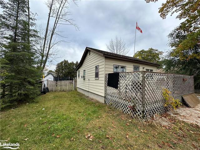 74 Laidlaw Street, House detached with 2 bedrooms, 1 bathrooms and 3 parking in Wasaga Beach ON | Image 1