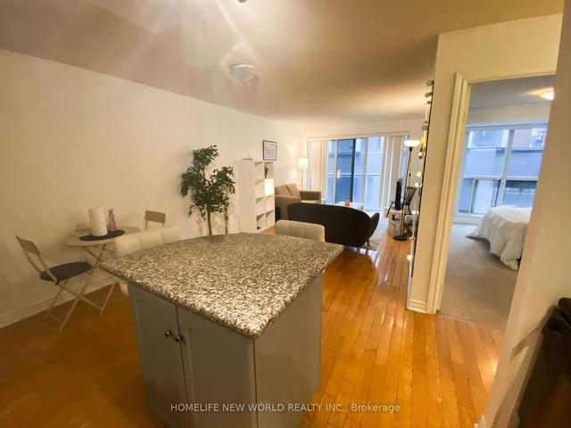 725 - 270 Wellington St W, Condo with 1 bedrooms, 1 bathrooms and 0 parking in Toronto ON | Image 2