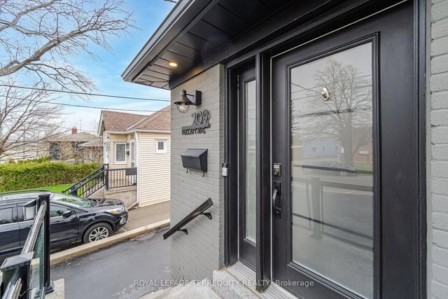 209 Pellatt Ave S, House semidetached with 3 bedrooms, 3 bathrooms and 7 parking in Toronto ON | Image 23