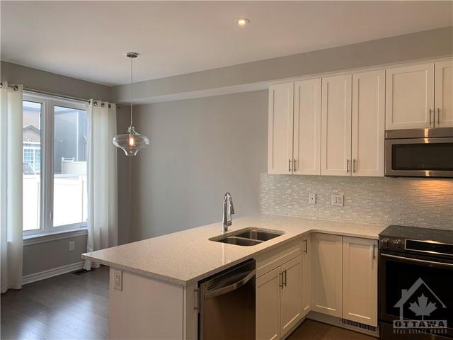 322 Fergus Crescent, Townhouse with 3 bedrooms, 3 bathrooms and 2 parking in Ottawa ON | Image 11