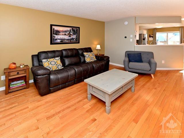 864 Nesting Way, Townhouse with 3 bedrooms, 2 bathrooms and 3 parking in Ottawa ON | Image 4