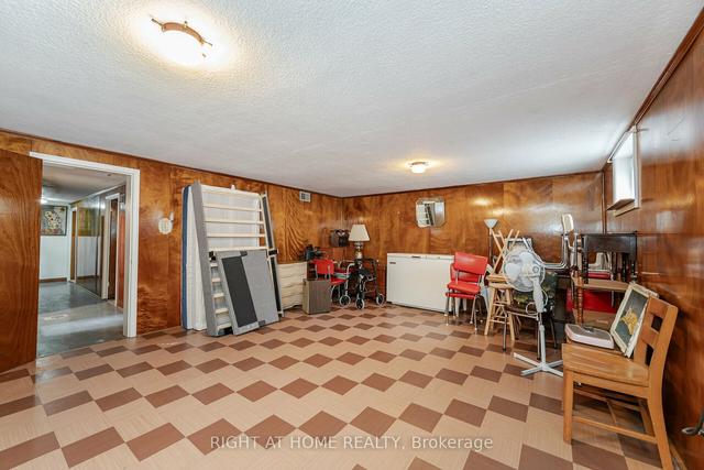 19 Hillary Ave, House detached with 2 bedrooms, 2 bathrooms and 2 parking in Toronto ON | Image 21