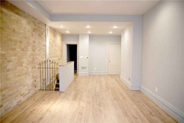 Upper - 244 Queen St E, Condo with 3 bedrooms, 1 bathrooms and null parking in Toronto ON | Image 5