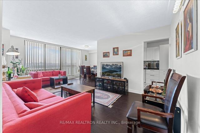 405 - 177 Linus Rd, Condo with 2 bedrooms, 1 bathrooms and 1 parking in Toronto ON | Image 2