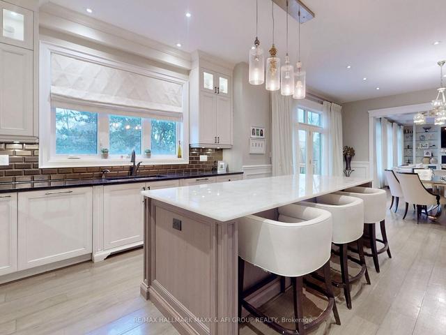 17 Petrolia Crt, House detached with 5 bedrooms, 7 bathrooms and 10 parking in Richmond Hill ON | Image 4