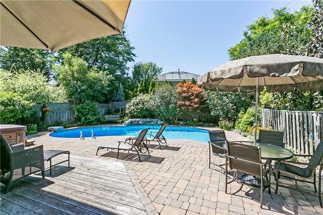 1013 Oak Meadow Rd, House detached with 4 bedrooms, 3 bathrooms and 2 parking in Oakville ON | Image 3