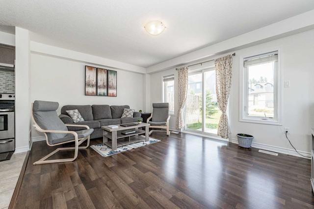 80 Arlington Cres, Townhouse with 3 bedrooms, 3 bathrooms and 2 parking in Guelph ON | Image 3