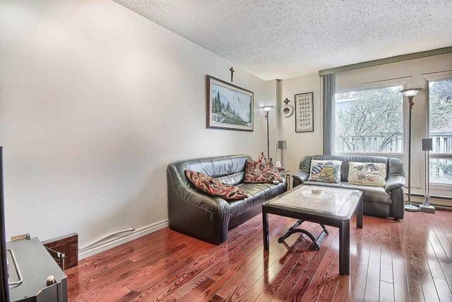 83 Elsa Vineway, Townhouse with 3 bedrooms, 2 bathrooms and 1 parking in Toronto ON | Image 6