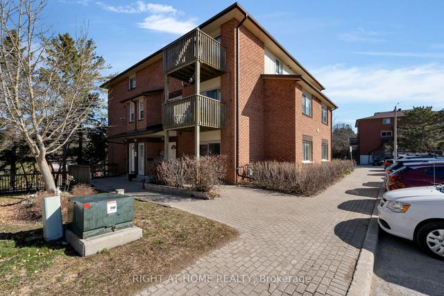 4 - 19 Meadow Lane, Townhouse with 2 bedrooms, 1 bathrooms and 1 parking in Barrie ON | Image 1