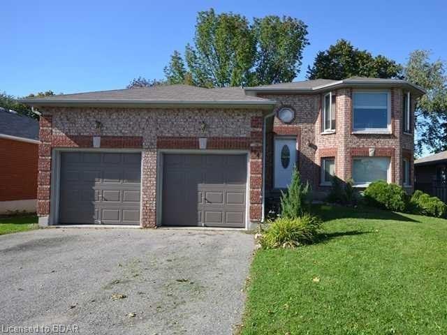 114 Hanmer St W, House detached with 3 bedrooms, 2 bathrooms and 4 parking in Barrie ON | Image 1