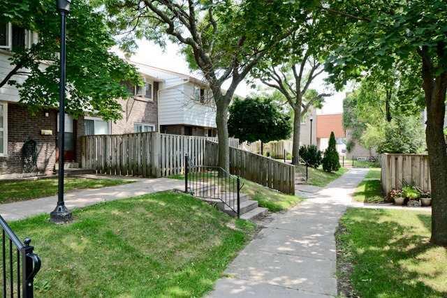 81 Rock Fernway, Townhouse with 3 bedrooms, 2 bathrooms and 1 parking in Toronto ON | Image 20