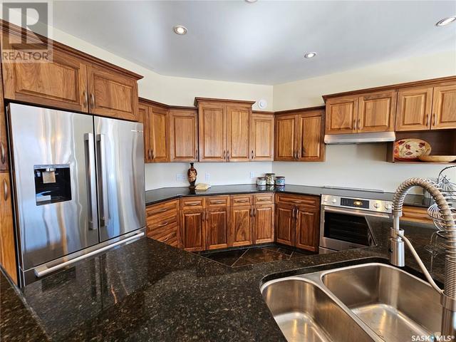 10304 Bunce Crescent, House detached with 4 bedrooms, 4 bathrooms and null parking in North Battleford CY SK | Image 11