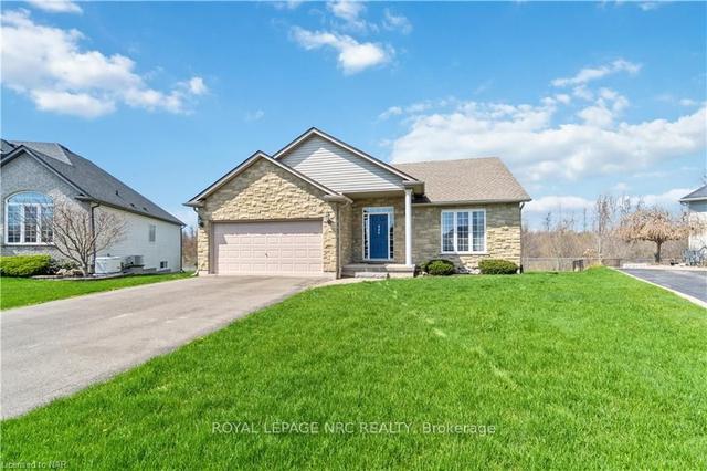 449 Barrington Crt, House detached with 2 bedrooms, 2 bathrooms and 5 parking in Fort Erie ON | Image 1