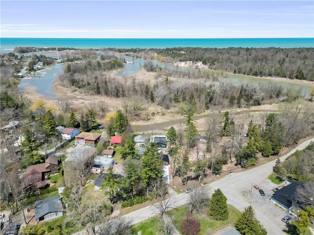 10031 Nipigon St, House detached with 2 bedrooms, 2 bathrooms and 3 parking in Lambton Shores ON | Image 12