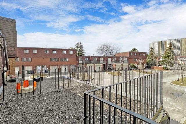 270 Sprucewood Crt, Townhouse with 3 bedrooms, 3 bathrooms and 2 parking in Toronto ON | Image 4