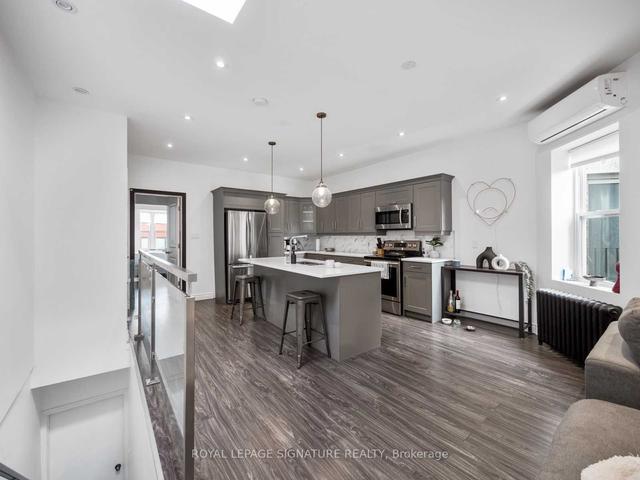 2243 Dundas St W, House attached with 4 bedrooms, 4 bathrooms and 2 parking in Toronto ON | Image 15