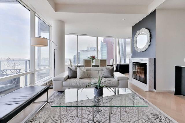 5204 - 180 University Ave, Condo with 2 bedrooms, 3 bathrooms and 2 parking in Toronto ON | Image 5