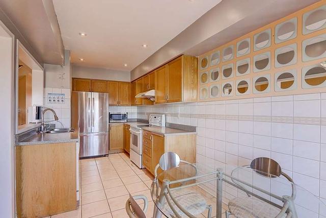 8 Pikake Crt, House attached with 3 bedrooms, 3 bathrooms and 3 parking in Vaughan ON | Image 9