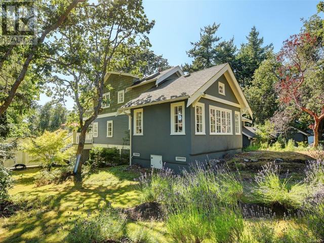 2937 Tudor Ave, House detached with 4 bedrooms, 5 bathrooms and 4 parking in Saanich BC | Image 59