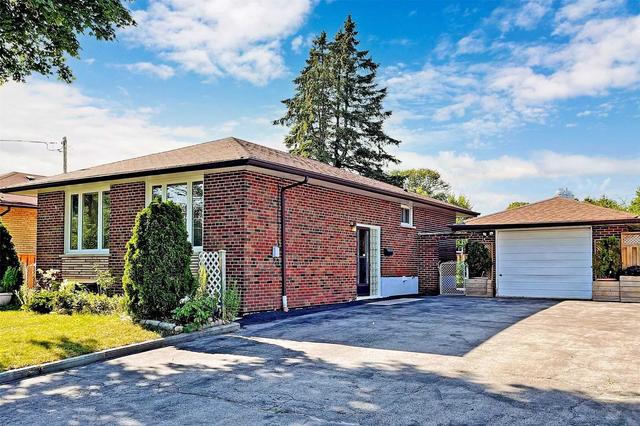 32 Brimorton Dr, House detached with 2 bedrooms, 3 bathrooms and 5 parking in Toronto ON | Image 1