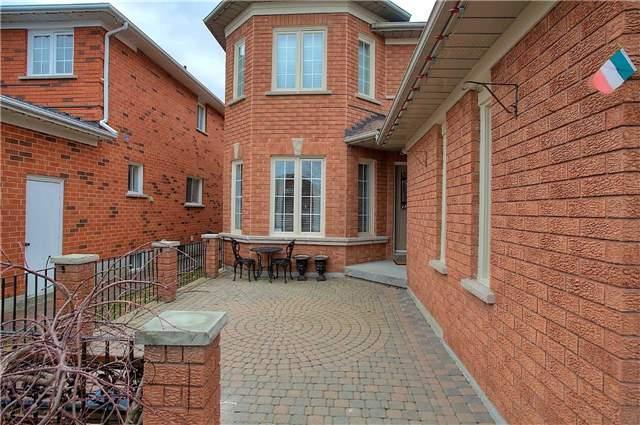 67 Song Bird Dr, House detached with 4 bedrooms, 3 bathrooms and 4 parking in Markham ON | Image 2