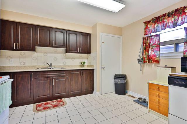 52 Reigate Ave, House detached with 3 bedrooms, 2 bathrooms and 3 parking in Brampton ON | Image 4