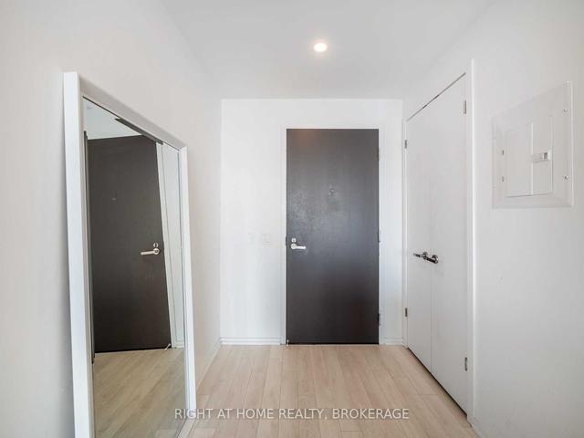 5607 - 197 Yonge St, Condo with 1 bedrooms, 1 bathrooms and 0 parking in Toronto ON | Image 2