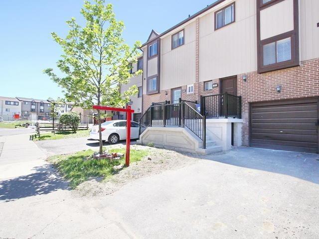 144 Moregate Cres, Townhouse with 3 bedrooms, 2 bathrooms and 2 parking in Brampton ON | Image 2