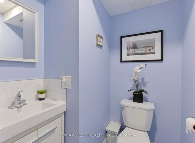 70 Thirty Ninth St, House detached with 2 bedrooms, 2 bathrooms and 1 parking in Toronto ON | Image 31