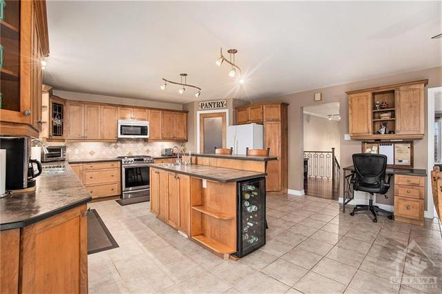 11961 Cloverdale Road, House detached with 4 bedrooms, 3 bathrooms and 12 parking in North Dundas ON | Image 9