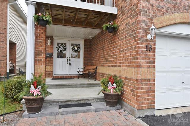 18 Palton Avenue, Townhouse with 3 bedrooms, 3 bathrooms and 3 parking in Ottawa ON | Image 2