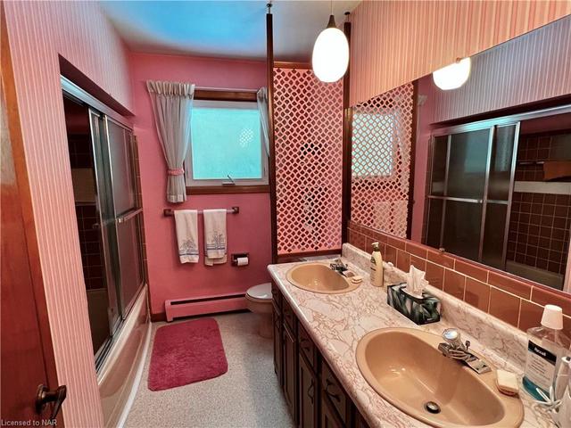 Upstairs 5pc Bathroom | Image 24