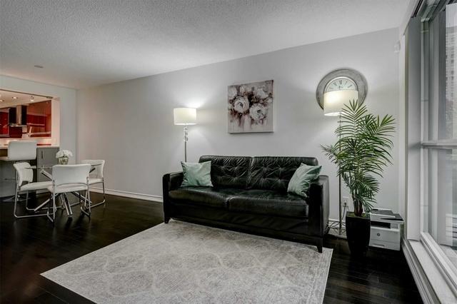 302 - 18 Hollywood Ave, Condo with 1 bedrooms, 1 bathrooms and 1 parking in Toronto ON | Image 5
