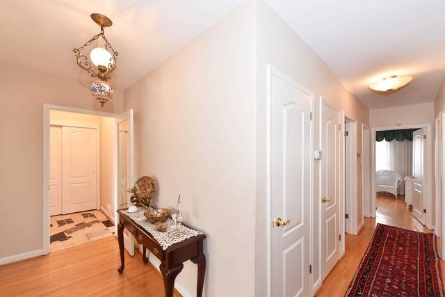 52 Lilywood Rd, House detached with 3 bedrooms, 2 bathrooms and 5 parking in Toronto ON | Image 5