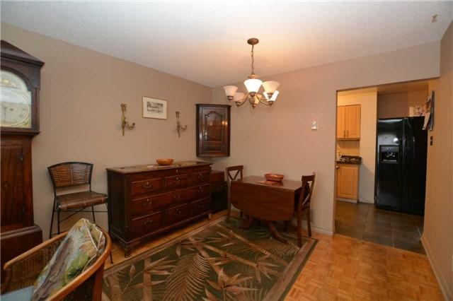 33 Enmount Dr, Townhouse with 3 bedrooms, 2 bathrooms and 1 parking in Brampton ON | Image 4