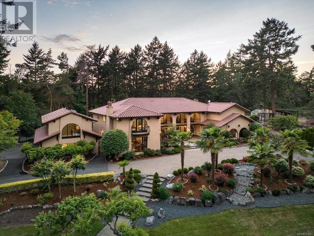 2495 Shannon Pl, House detached with 6 bedrooms, 8 bathrooms and 8 parking in Saanich BC | Image 1