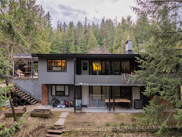 2184 Crestview Crescent, House detached with 5 bedrooms, 3 bathrooms and 4 parking in Castlegar BC | Image 2