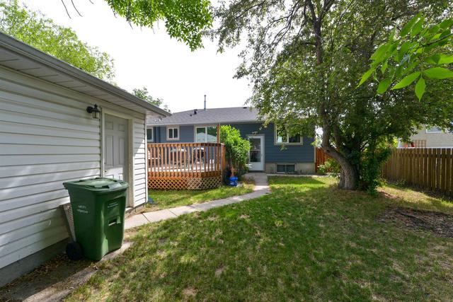 22 Wakefield Drive Sw, House detached with 4 bedrooms, 2 bathrooms and 2 parking in Calgary AB | Image 33