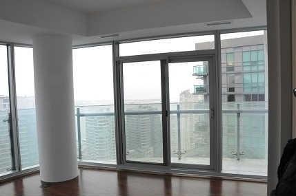 0000 - 14 York St, Condo with 3 bedrooms, 2 bathrooms and 1 parking in Toronto ON | Image 3