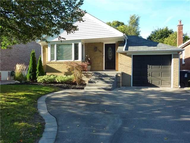 104 Mcgillivray Ave, House detached with 2 bedrooms, 2 bathrooms and 3 parking in Toronto ON | Image 1