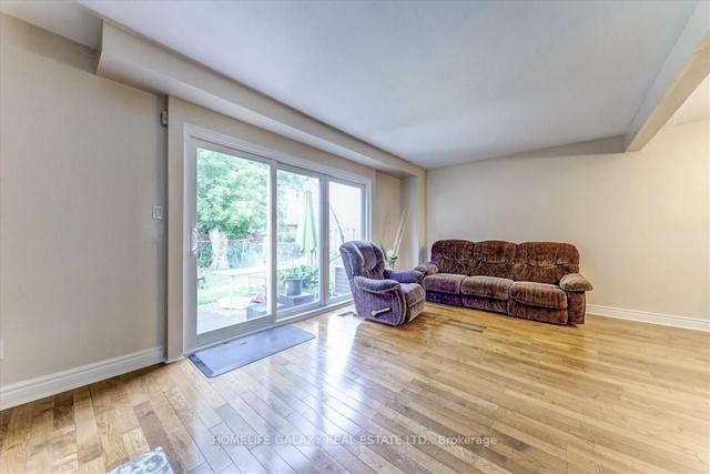 58 Goskin Crt N, House attached with 3 bedrooms, 2 bathrooms and 2 parking in Toronto ON | Image 4