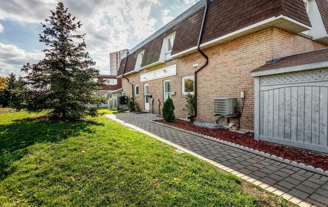 134 Town House Cres, Townhouse with 3 bedrooms, 2 bathrooms and 2 parking in Brampton ON | Image 26