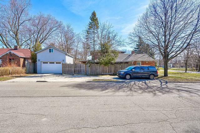 114 Pinegrove Ave S, House detached with 2 bedrooms, 2 bathrooms and 2 parking in Toronto ON | Image 11