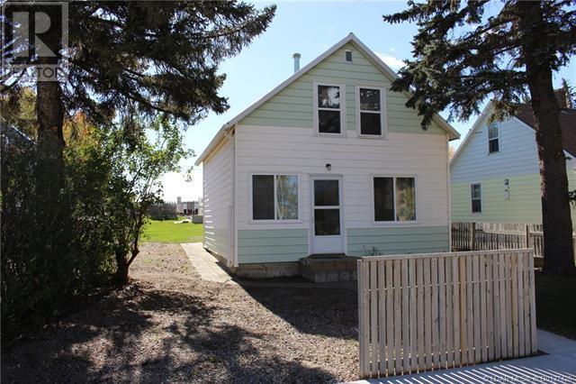 223 Highway Avenue, House detached with 2 bedrooms, 1 bathrooms and 2 parking in Picture Butte AB | Image 1
