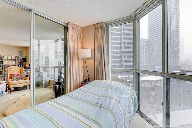 1011 - 24 Wellesley St W, Condo with 2 bedrooms, 2 bathrooms and 1 parking in Toronto ON | Image 5
